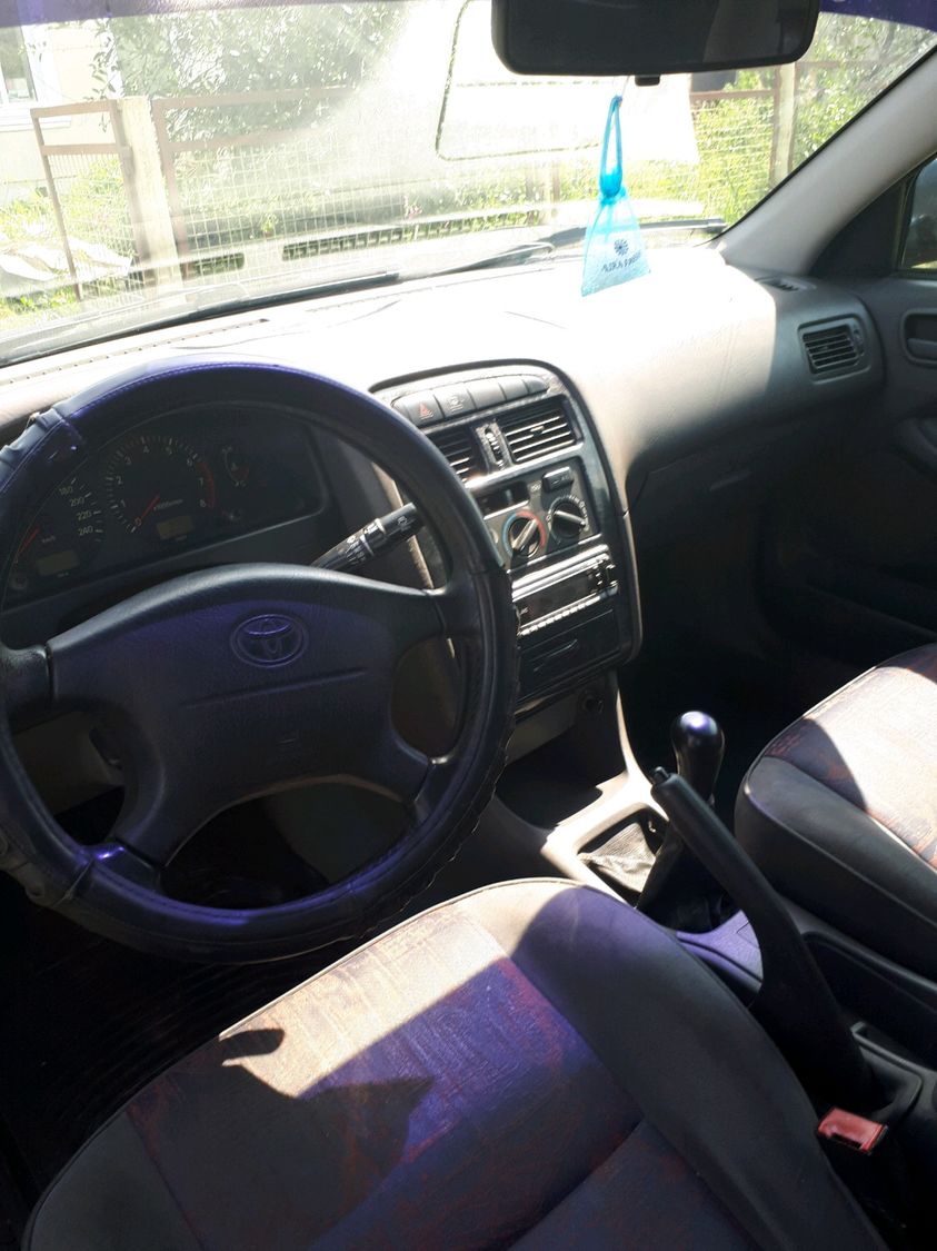 Toyota Avensis, 1 поколение