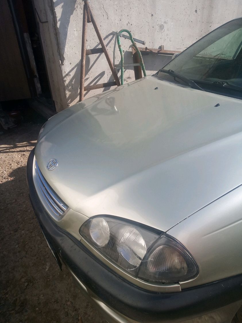 Toyota Avensis, 1 поколение