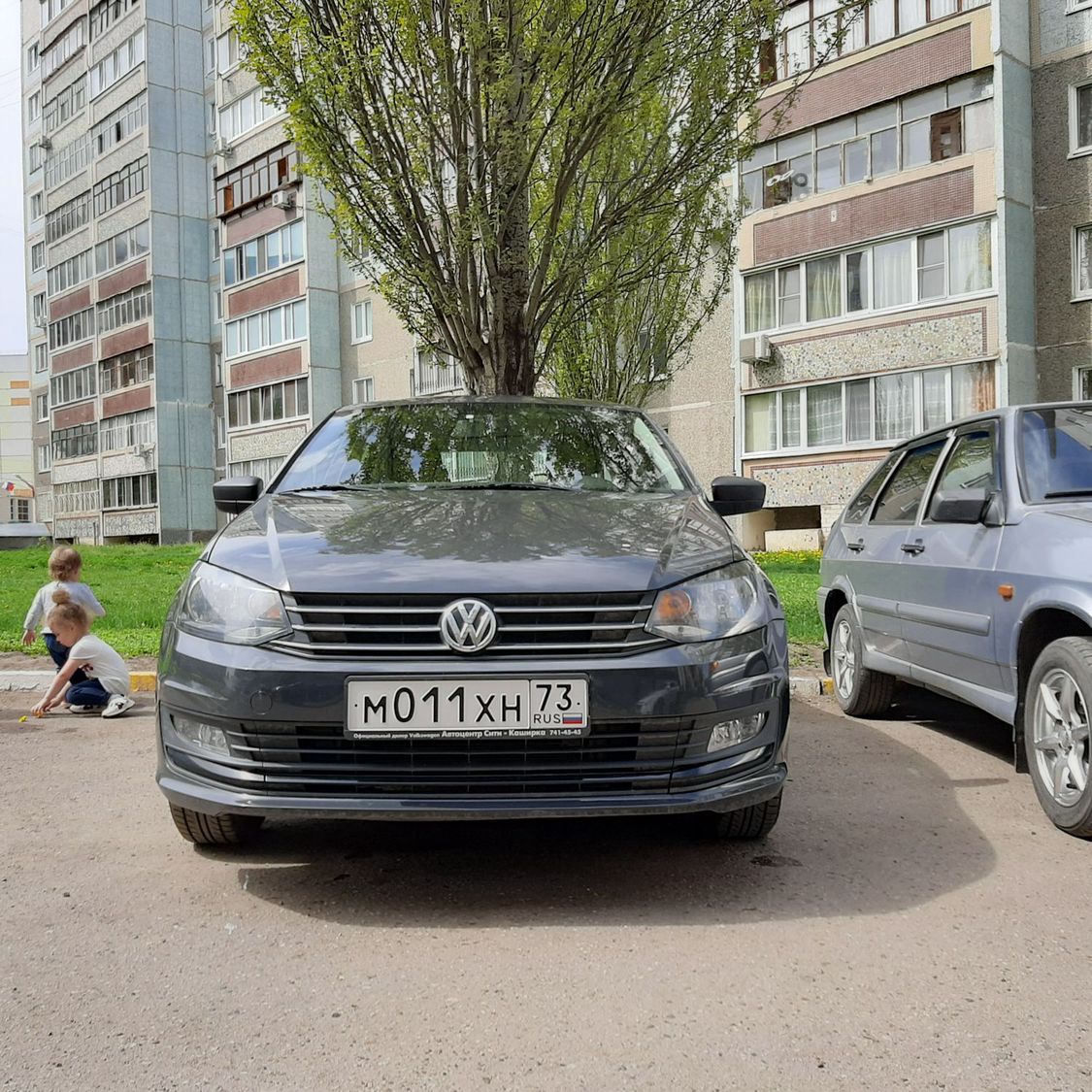 Tiguan 2015. Антихром поло седан 2013. Антихром поло седан. Фольксваген тигуан 2015 года фото. Фольксваген транспортер 2009 год цвет белый.
