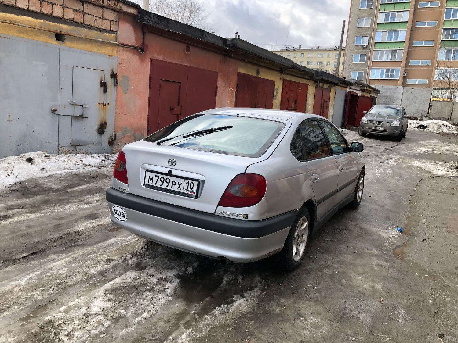 Toyota Avensis, 1 поколение