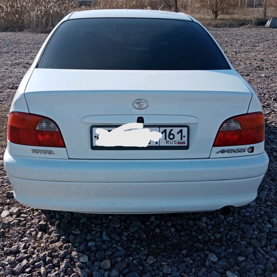 Toyota Avensis, 1 поколение