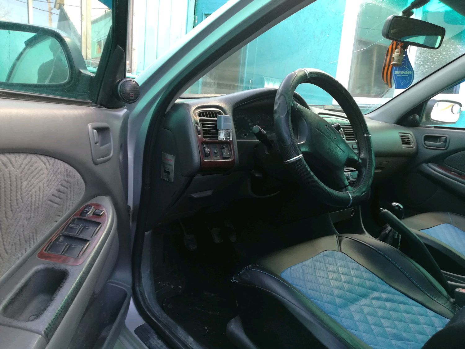 Toyota Avensis, 1 поколение